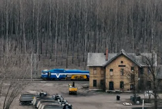 Az utolsó simításokat végzik Mészáros Lőrinc emberei a Budapest–Belgrád-vasútvonalon