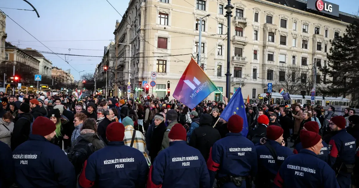 Jogsegélyt biztosít a keddi tüntetésen előállított fiatalok számára a Momentum