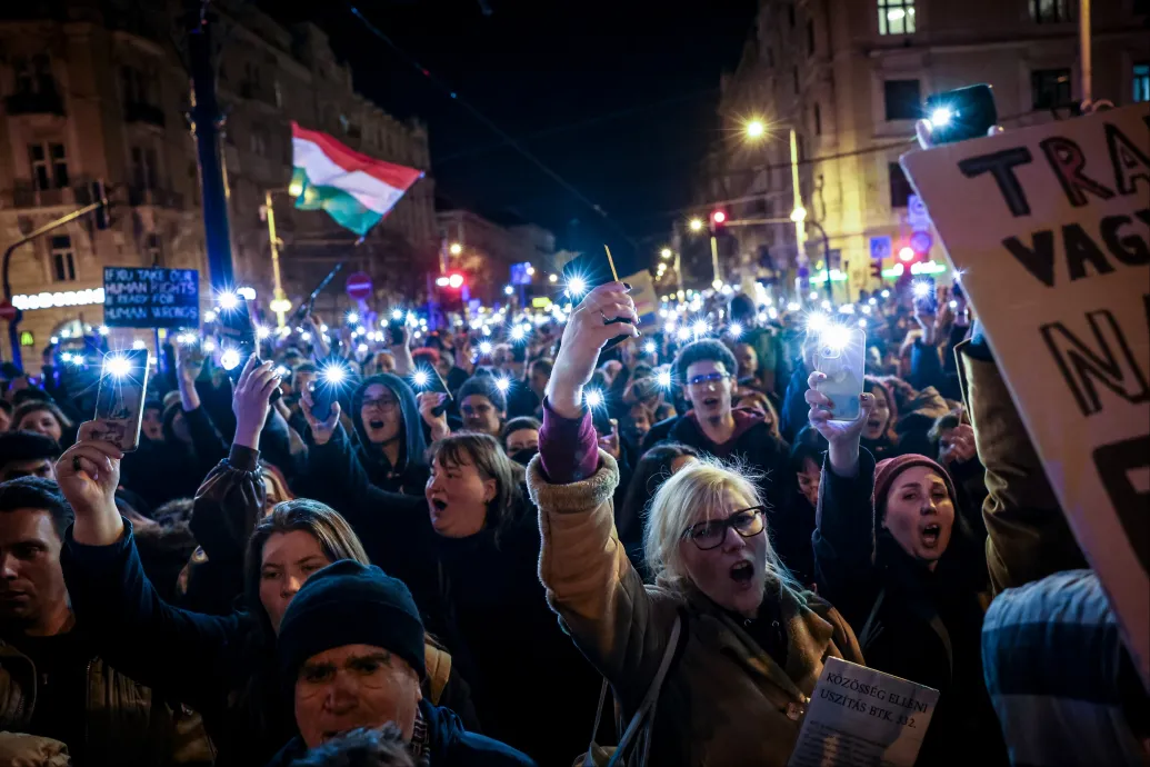 Jogsegélyt biztosít a keddi tüntetésen előállított fiataloknak a Momentum – Forrás: Telex.hu