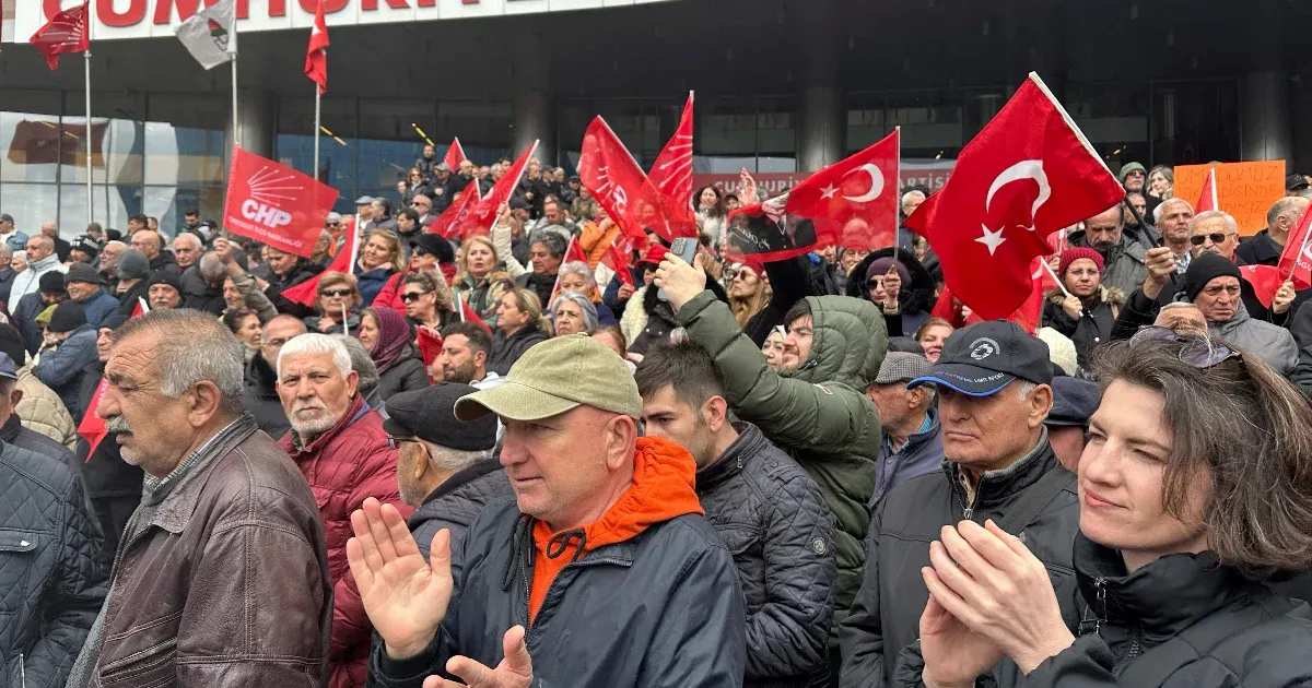 Hiába tilos, több mint százan tüntetnek Isztambulban a letartóztatott polgármester mellett