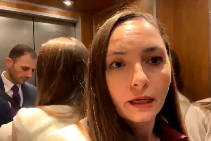 Anamaria Gavrilă POT-elnök rendőrökkel akarta szétoszlatni a parlamentben dolgozó újságírókat, ehelyett őt szankcionálták