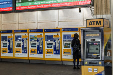 Az ATM-ekkel is nekifutnak a készpénzvédelemnek, miután a bolti pénzfelvétel nem jött össze