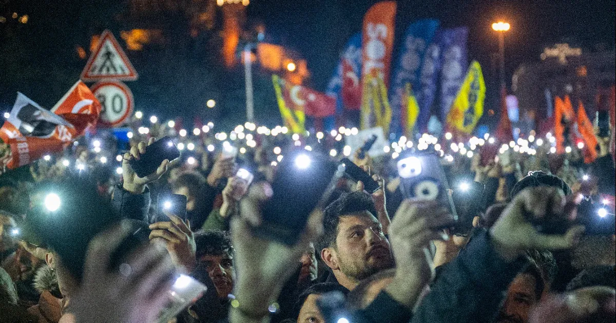 Emberek tucatjait vették őrizetbe a letartóztatott isztambuli polgármesterrel kapcsolatos provokatív posztok miatt
