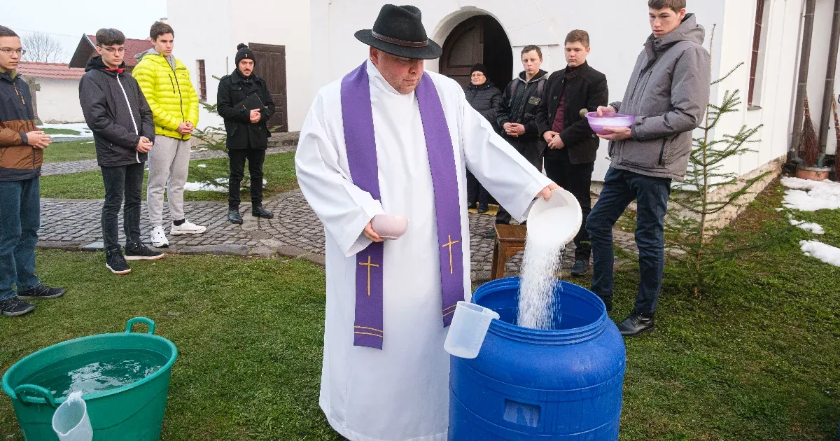 Szenteltvíz-gate: kinek van igaza a szenteltvizet a reptéren megivó pap ügyében?