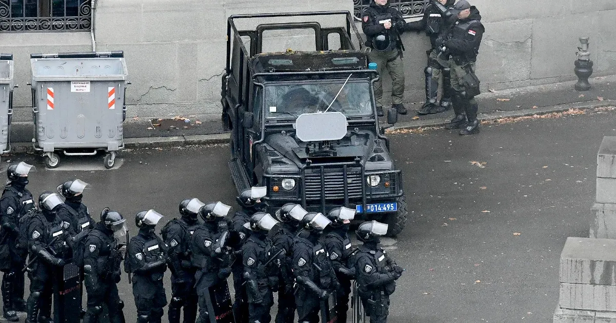 A hangágyúval üzeneteket bemondani olyan, mint Kalasnyikovval hátat vakarni