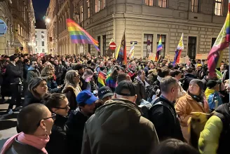 Tömeg gyűlt össze Bécsben, hogy a magyar Pride mellett demonstráljanak