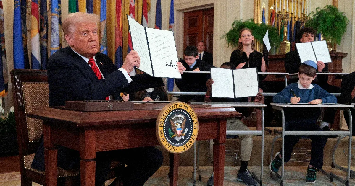 Egy csapat kisiskolás gyűrűjében Trump aláírta az oktatási minisztériumot felszámoló rendeletet