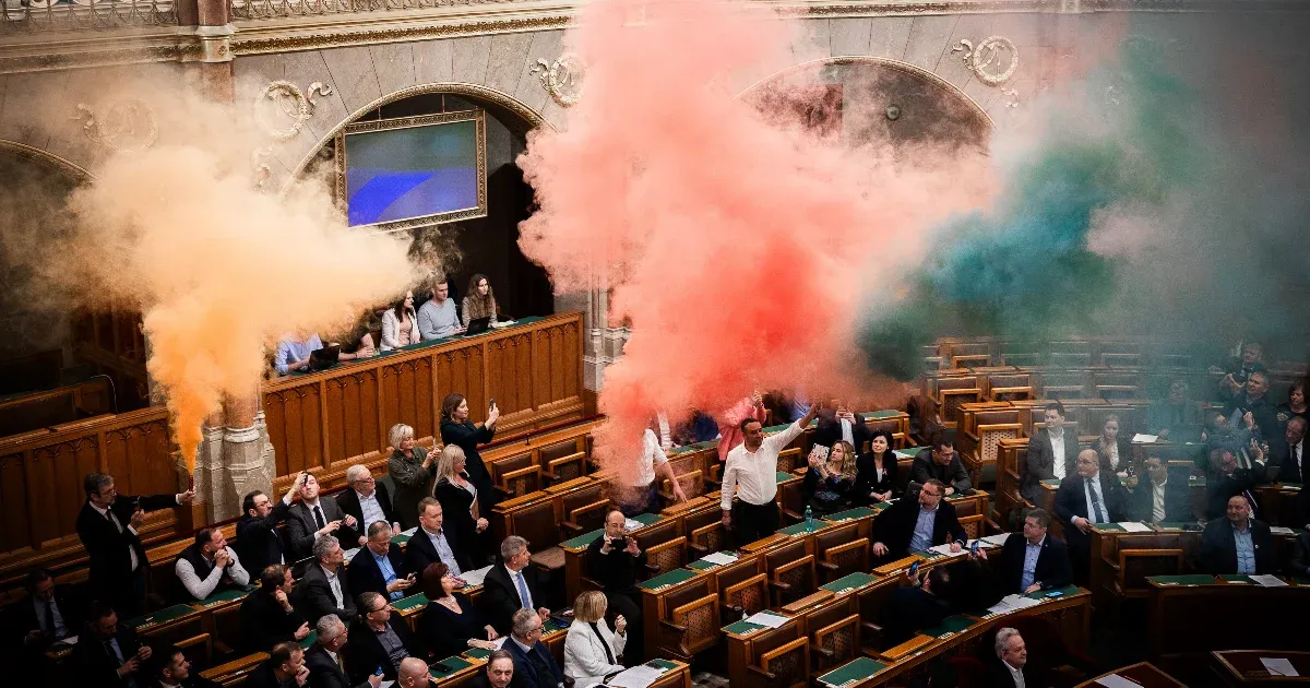 Kövér László feljelentette a parlamentben füstgyertyát gyújtó momentumosokat