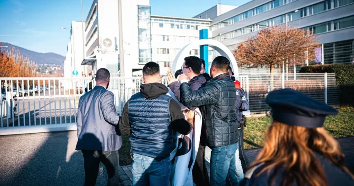 A momentumos Stummer János útját állta Orbánnak az MTVA-székháznál, közel 85 ezres büntetést kapott