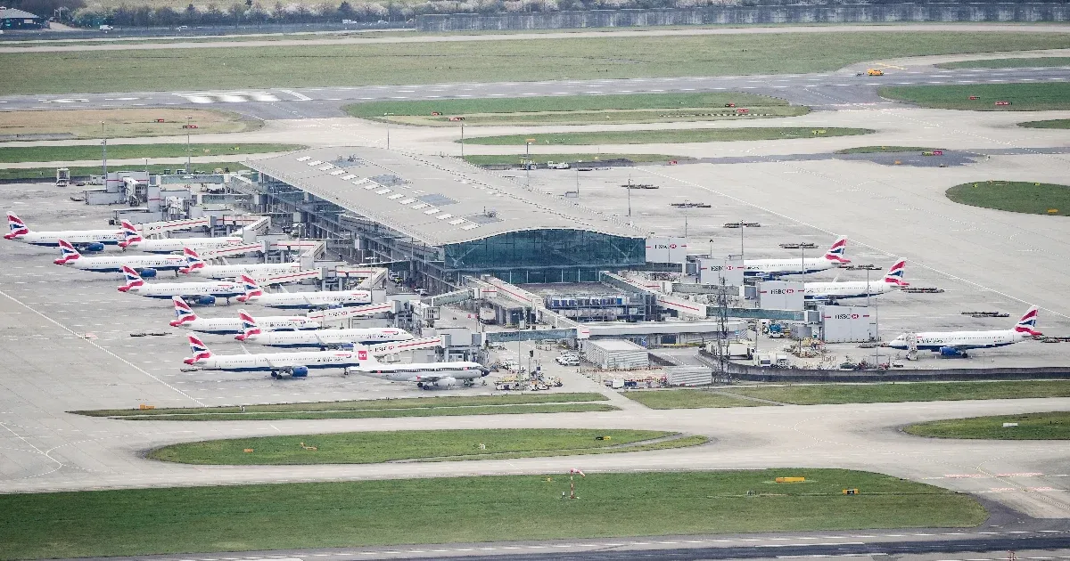 Részlegesen újra működik a Heathrow, a tűzeset utáni első gép már leszállt a reptéren
