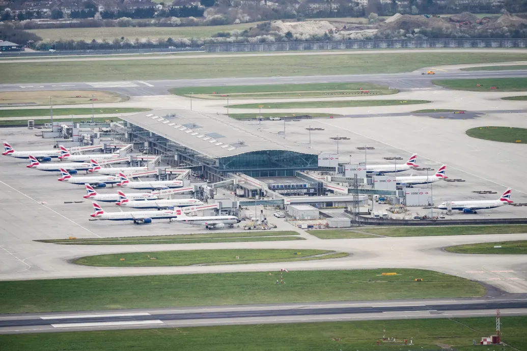 Részlegesen újra működik a Heathrow, a tűzeset utáni első gép már leszállt a reptéren