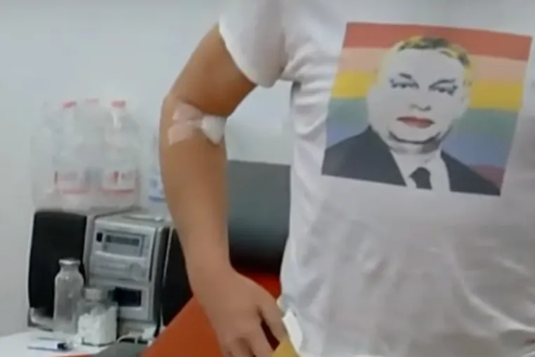 Megszólalt a közmédiát szivárványos-orbános pólóban megprankelő véradó