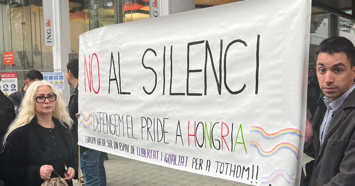 Barcelonában a magyar konzulátusnál tiltakoztak a Pride-betiltás ellen
