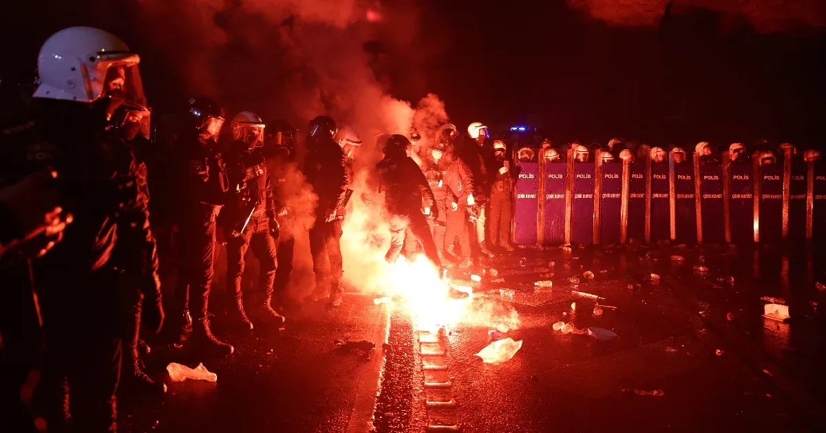 Gumilövedékkel és gázspray-vel oszlatták a tüntető törökök tömegét