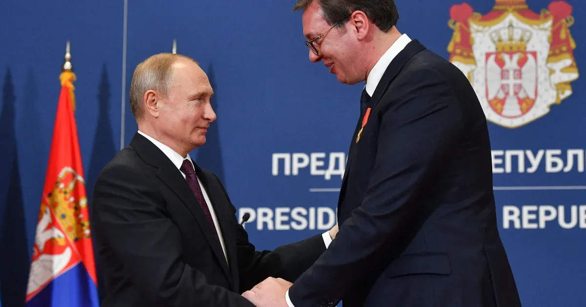 Vučić a szerb fegyveres erők egy egységét is elküldi májusban a Vörös téri katonai parádéra