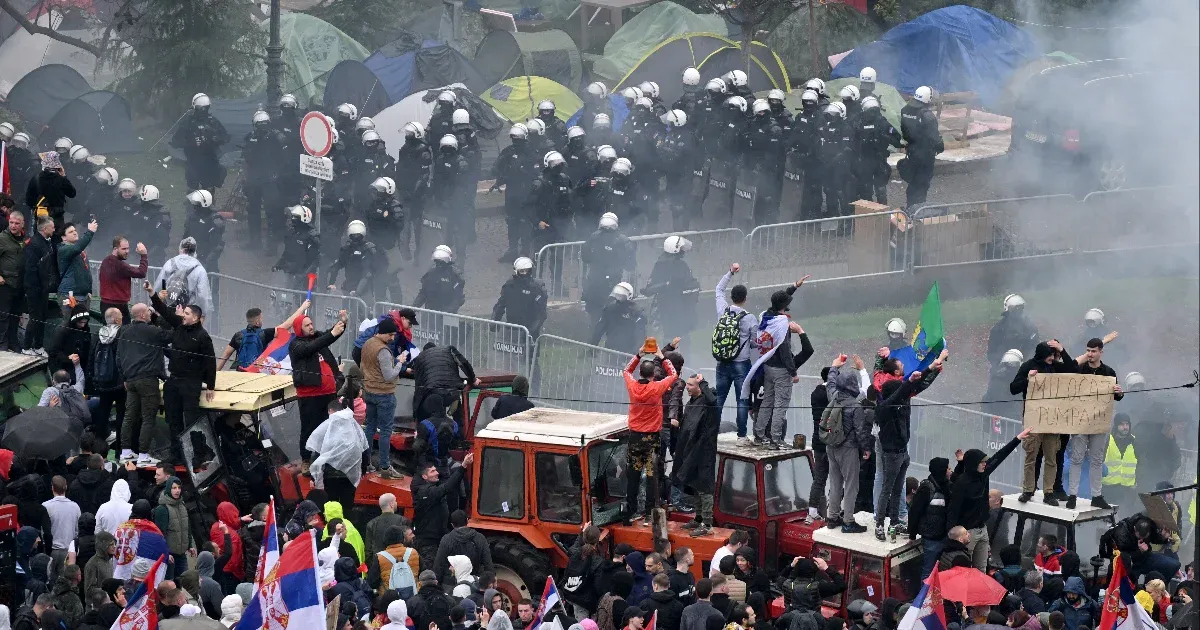 Az orosz kémszolgálatok segítik Szerbiát a tüntetések elleni műveletekben