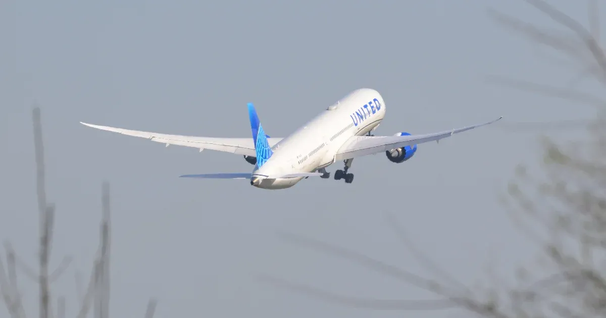 Otthon felejtette a pilóta az útlevelét, vissza kellett fordulnia a United Airlines sanghaji járatának