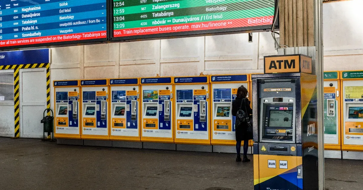 Az ATM-telepítés ötlete kivitelezhetetlen, de káros is – vélik a bankok