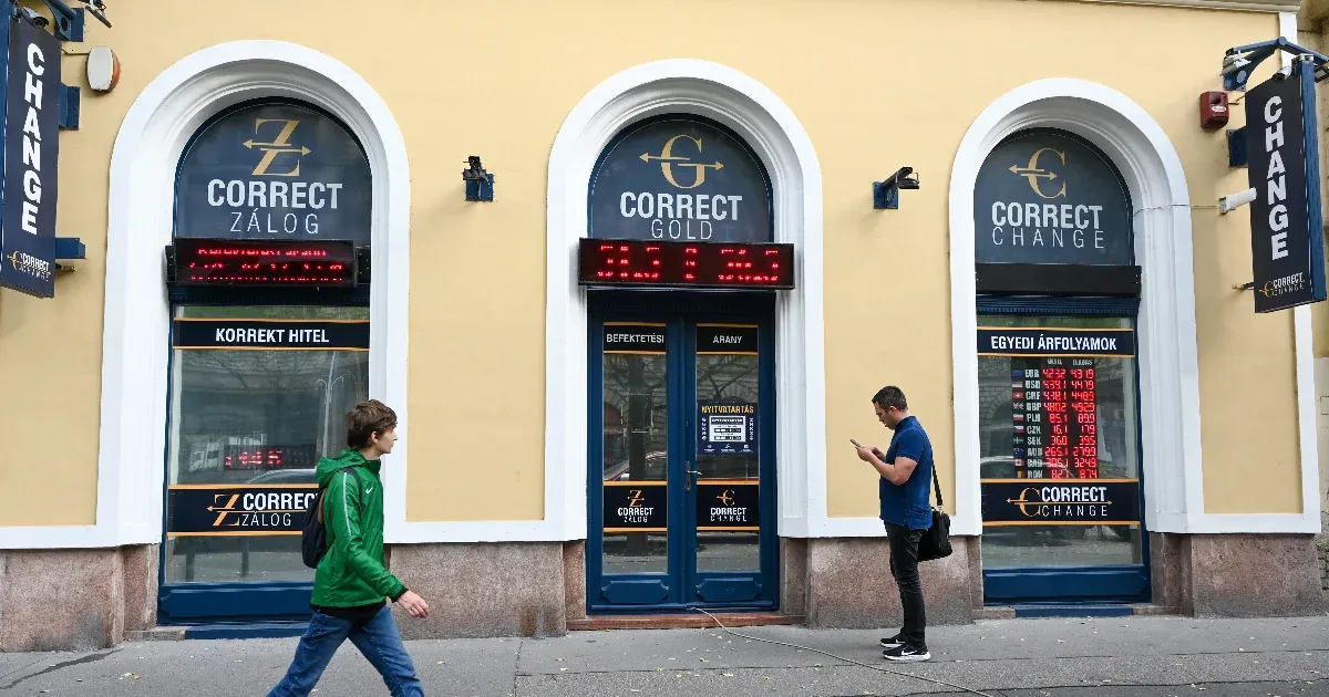 Donald Trump segített a magyar devizán, de év végére megint 415 forint lehet egy euró