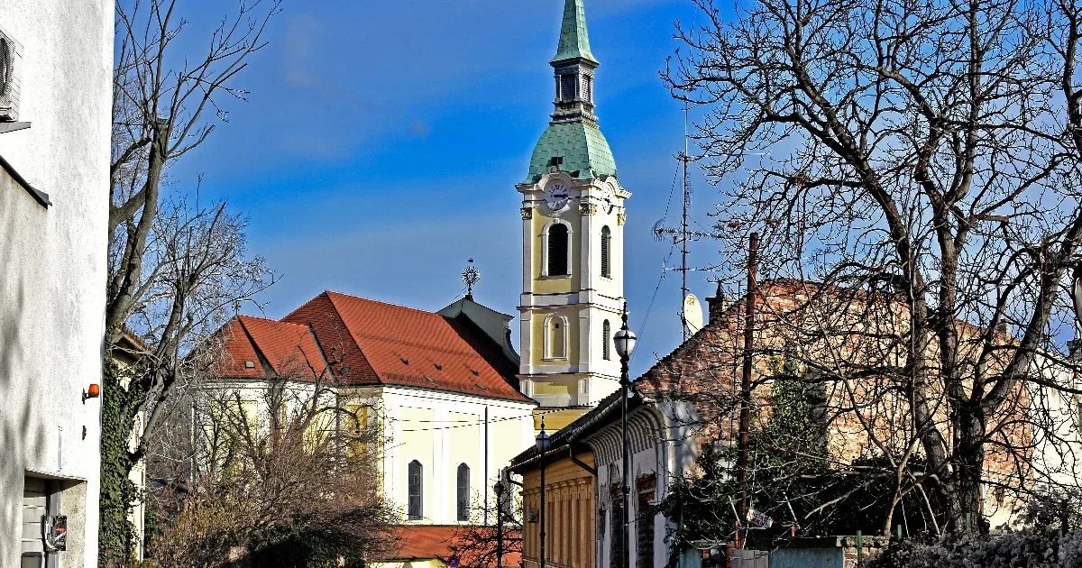 Kivilágítaná a Kolosy téri templomot a fővárosi Fidesz, a Párbeszéd rálicitált: legyen szivárványszínű!