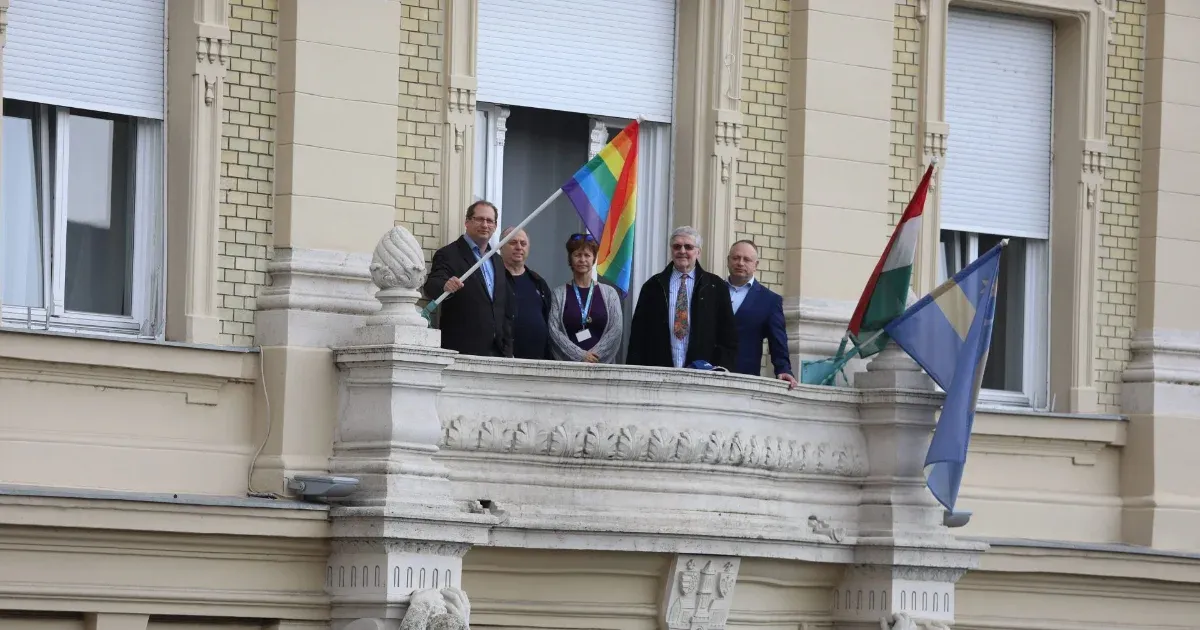 Szivárványos zászlót tűztek ki Óbuda polgármesteri hivatalának épületére