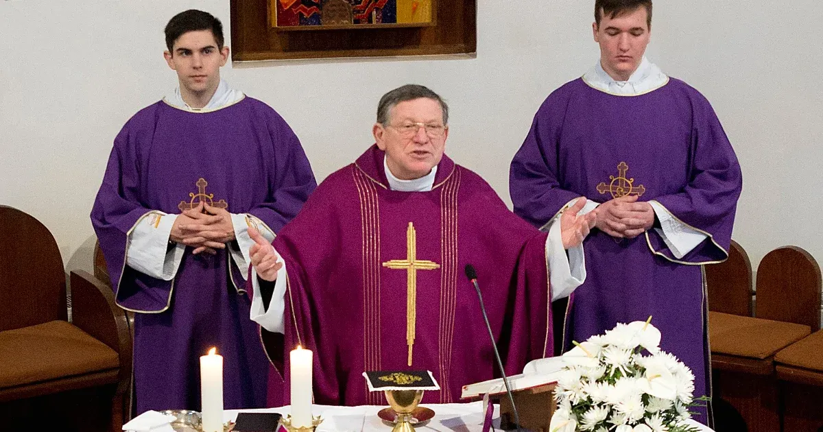 Az ország egész területén eltiltották a papi tevékenységtől Győr legnépszerűbb plébánosát