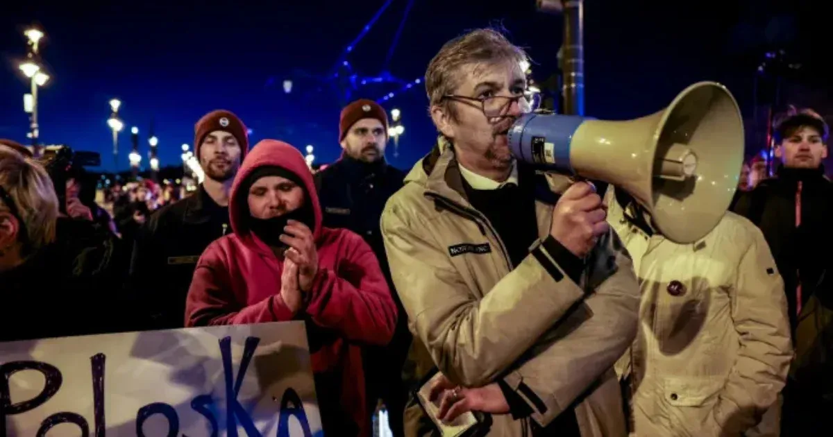 Kúria: Nem volt elég alapos a rendőrség indoklása, Hadházyék tüntethettek volna az Erzsébet hídon