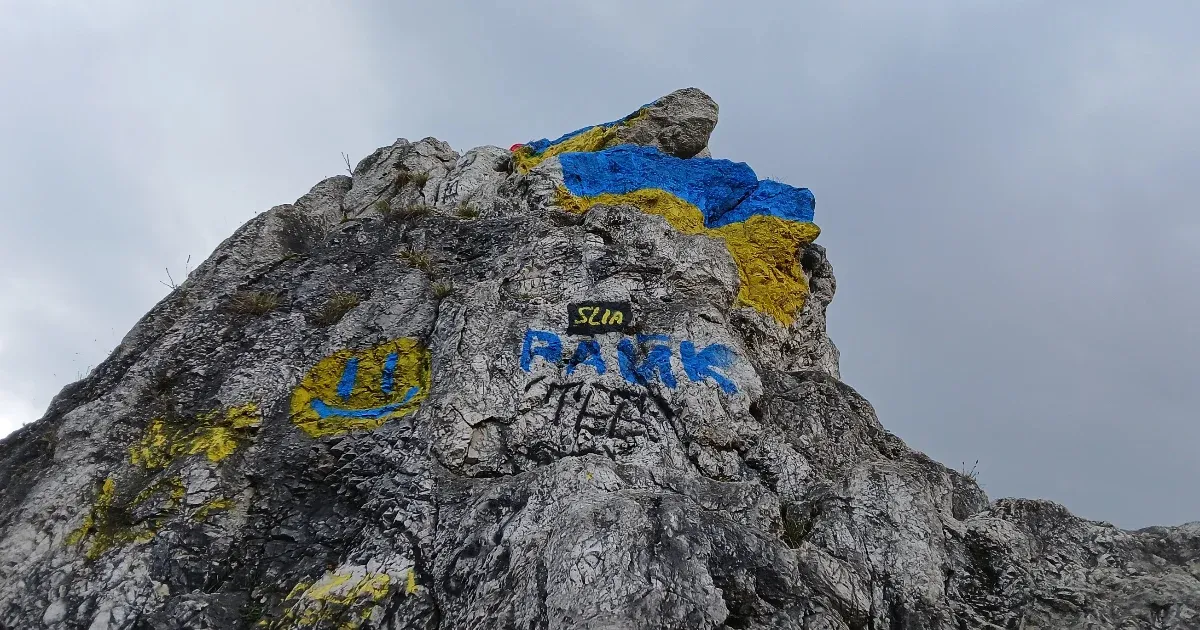 Összegraffitizték a Tündér-szikla csúcsát, védett növények pusztultak