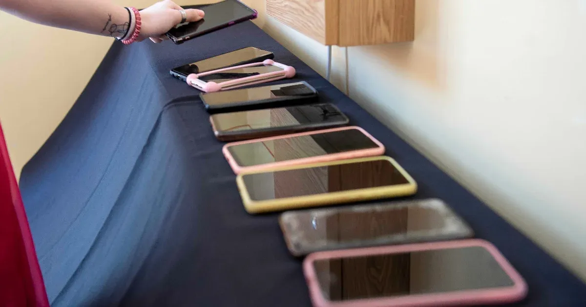 Hónapokat kellett várni rá, de néhány iskolába már megérkeztek a mobiltelefonokat tartó szekrények