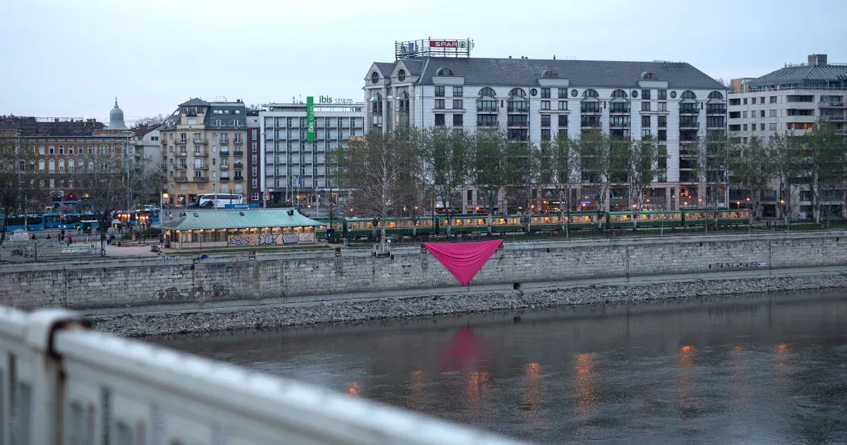 Budapest több pontjára tűztek ki rózsaszín háromszöget a Pride betiltása ellen tiltakozók