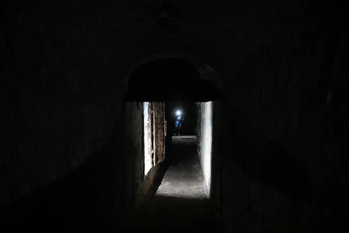 A kocsma mögötti dzsindzsában lévő bunker – Fotó: Bődey János / Telex
