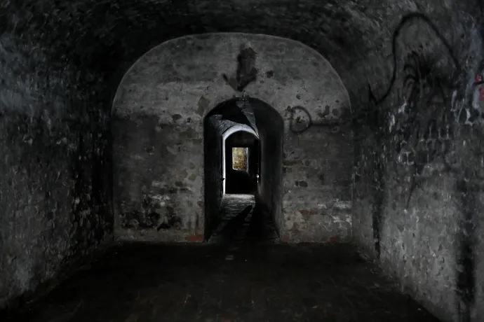 A kocsma mögötti dzsindzsában lévő bunker – Fotó: Bődey János / Telex