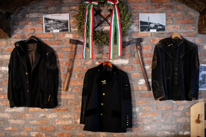 A Bányász kocsma falait bányászrelikviák díszítik – Fotó: Bődey János / Telex