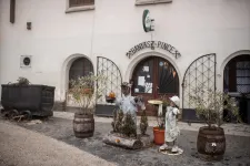 Az egyetlen magyar kocsmatemplom, ahol néha még a pap is koccint egyet
