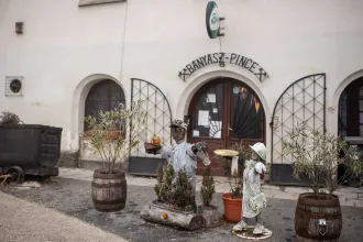 Az egyetlen magyar kocsmatemplom, ahol néha még a pap is koccint egyet