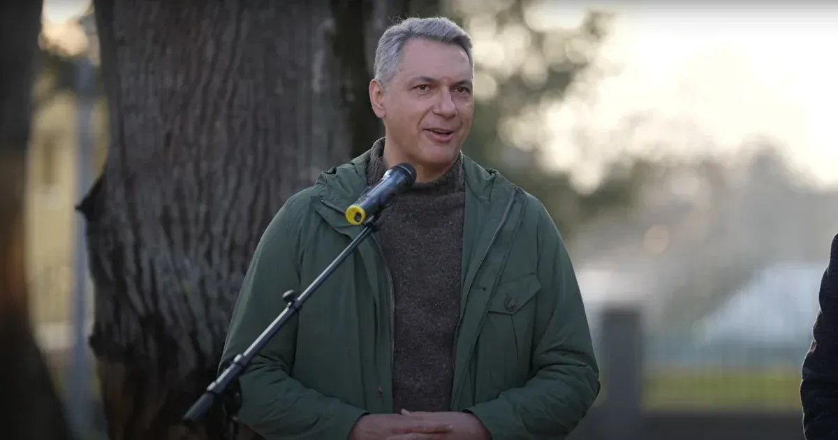 Lázár János egy kisvárdai padon állva üzent Mészáros Lőrincnek és Matolcsy Györgynek is