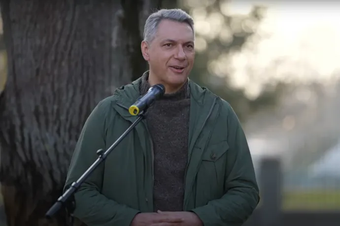 Lázár János egy kisvárdai padon állva üzent Mészáros Lőrincnek és Matolcsy Györgynek is