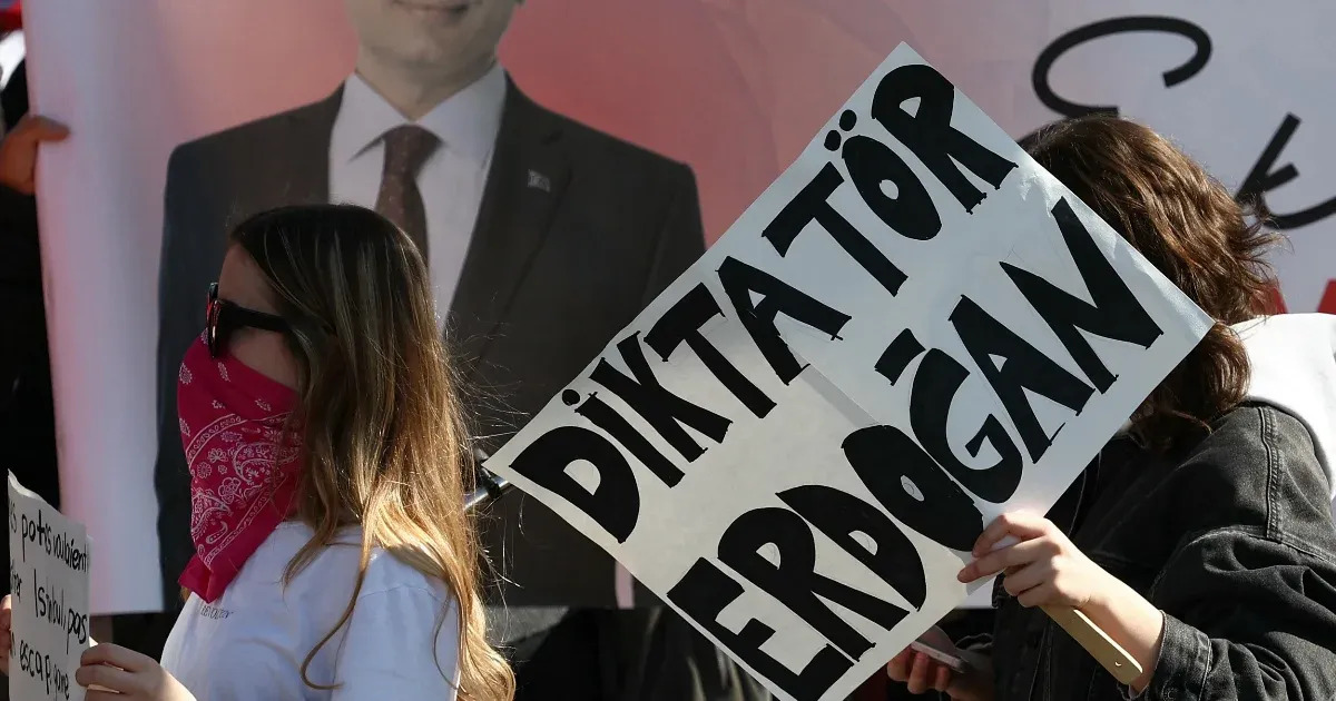 Erdoğan ellenfelének már az ügyvédjét is elfogták