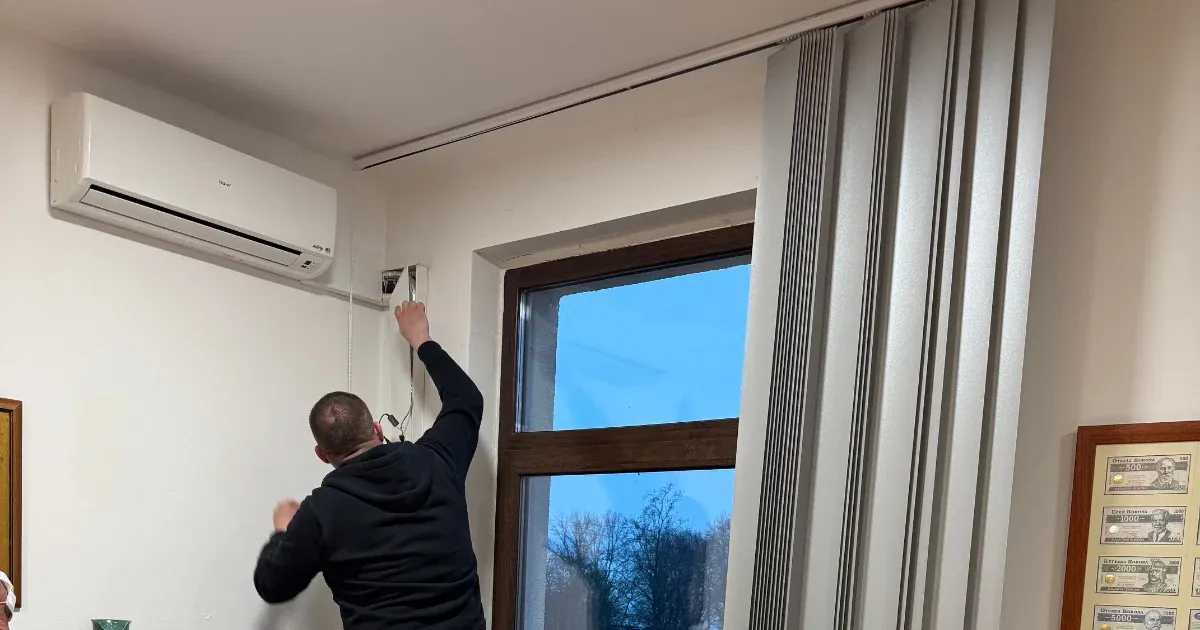 „Megfigyeltek minket, lehallgattak minket” – a balatonalmádi polgármester szerint rejtett kamerát fedeztek fel a jegyző irodájában