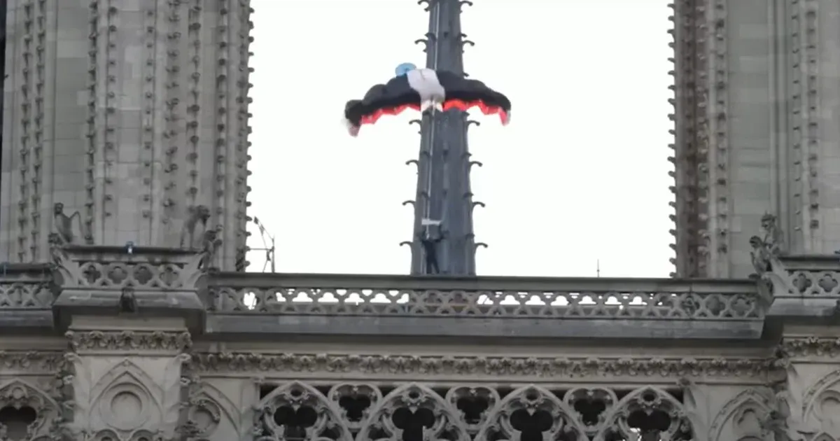 Egy férfi ejtőernyővel leugrott a Notre-Dame tetejéről