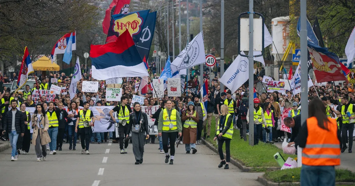 Késsel támadt egy nő az egyetemi tüntetőket támogató dékánra Szerbiában