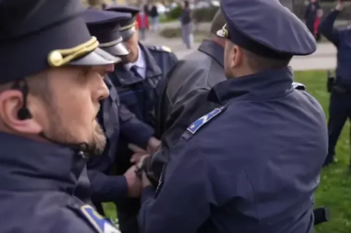 Rendőrök vezettek el egy férfit Magyar Péter körmendi gyűléséről