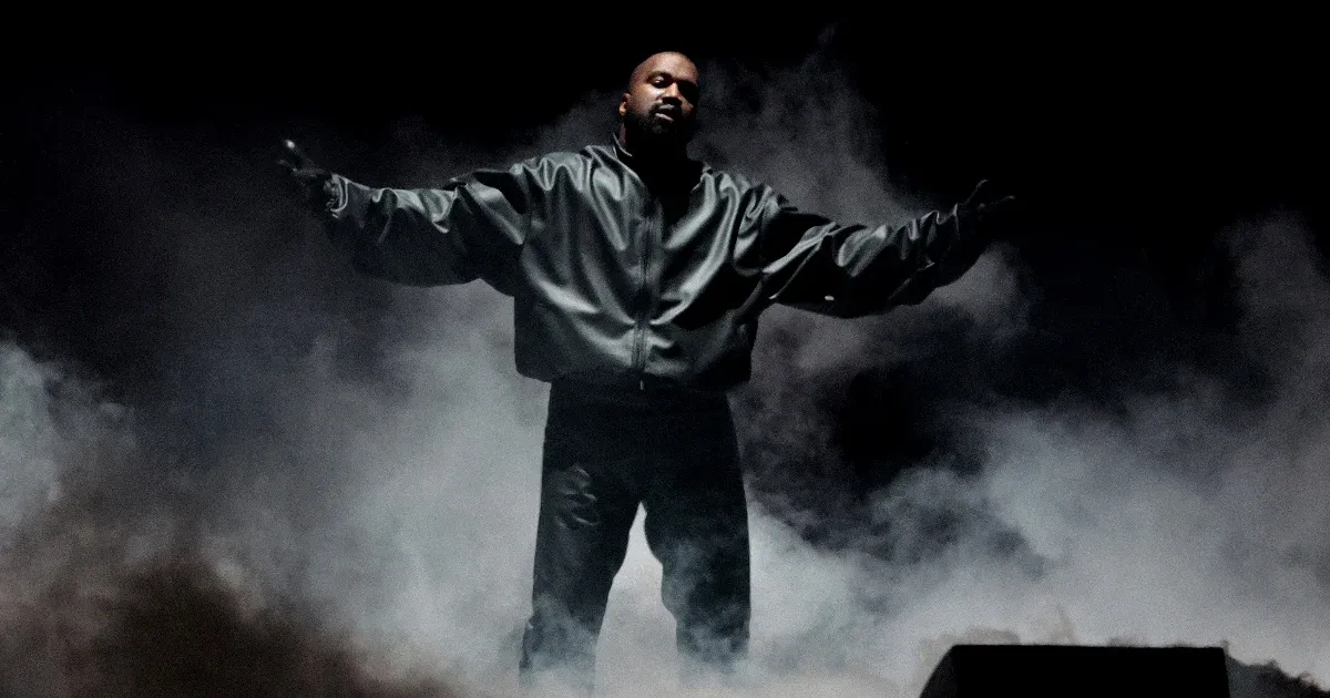 Kanye West most fekete Ku-Klux-Klan jelmezben adott interjút