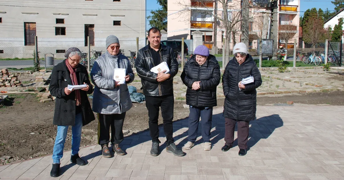 Most már Fidesz-logóval megy a szórólapos kampány a kiszombori civilek ellen