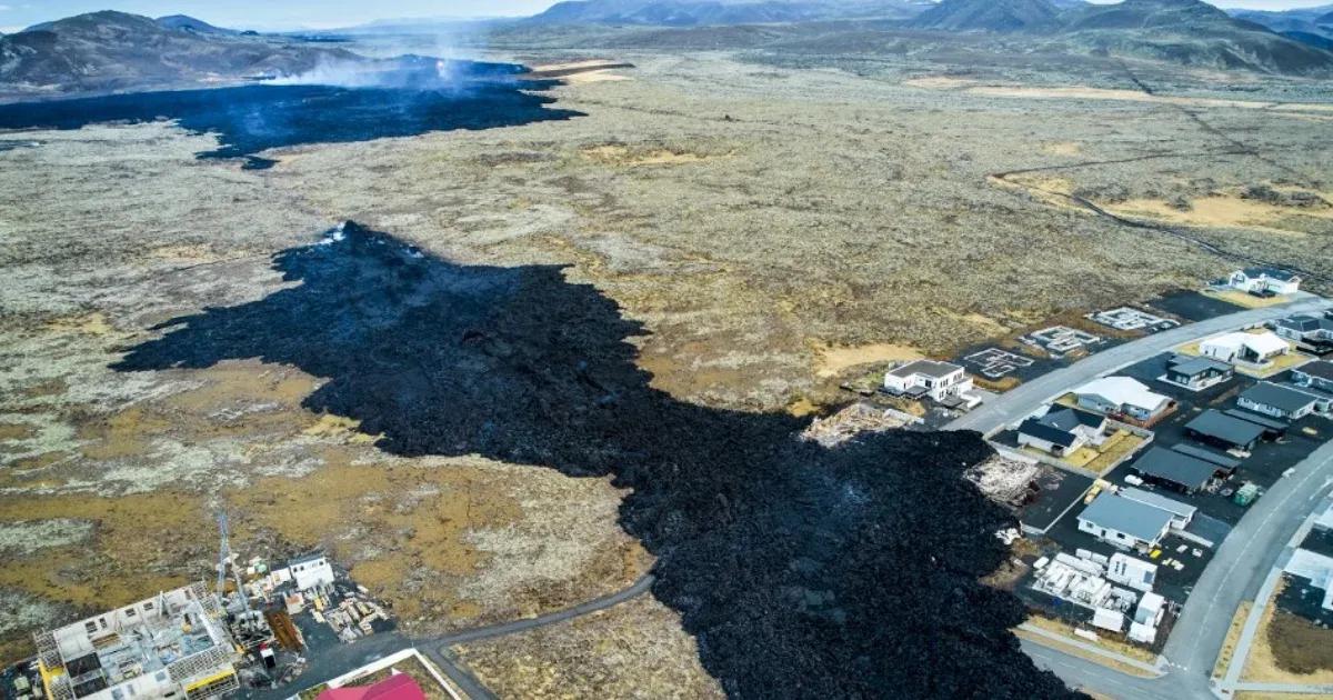 Vulkánkitörés miatt evakuálták az izlandi Grindavík lakosait