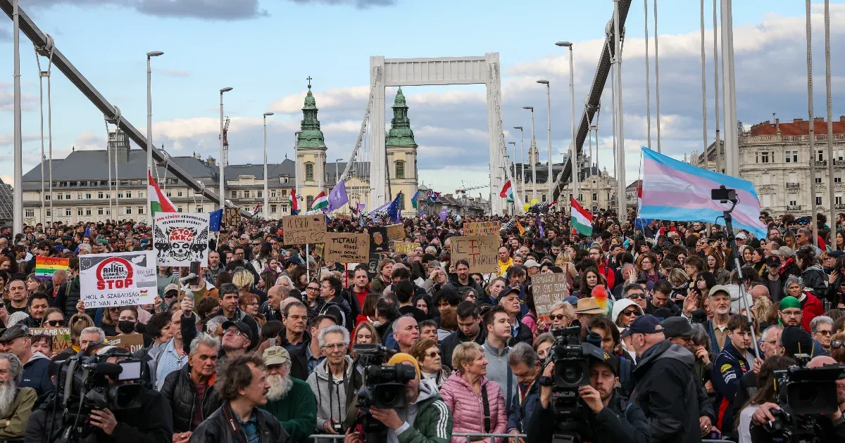 Hadházy Ákosék ismét elfoglalták az Erzsébet hidat a gyülekezési jog korlátozása és a Pride betiltása ellen: tüntetés Budapesten.