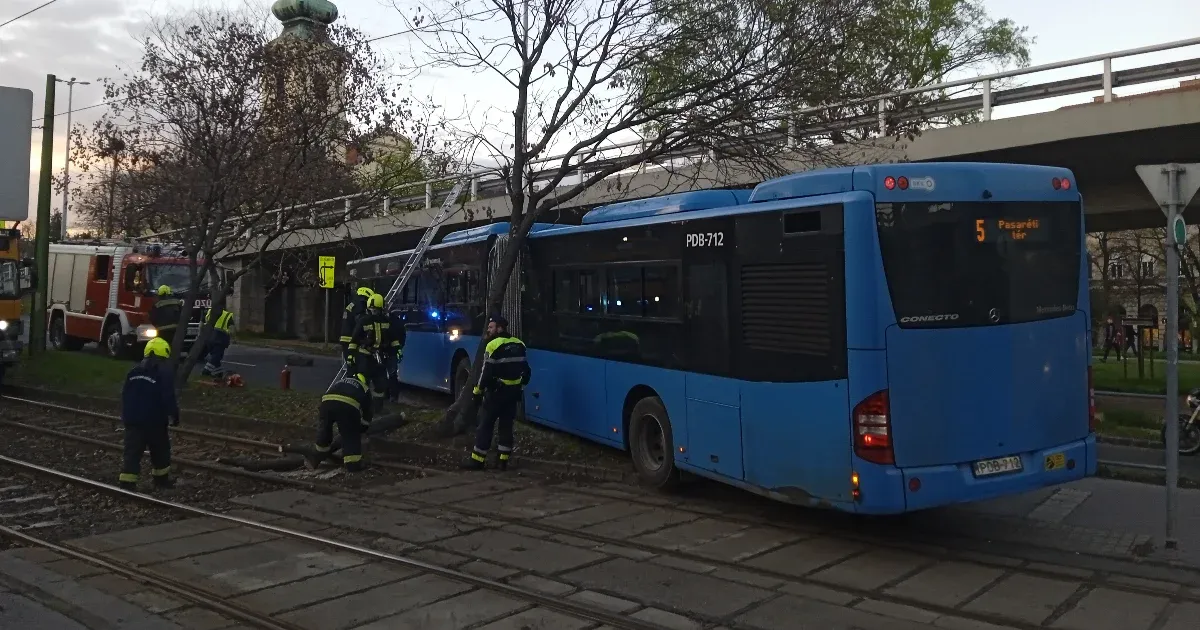 A villamossínen akadt el egy busz az Erzsébet híd közelében, a tűzoltók szabadították ki