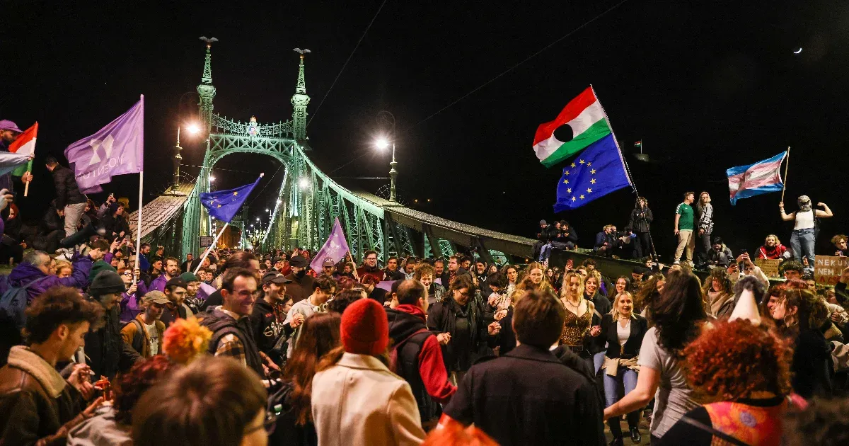 Órákra blokád alá vettek négy hidat a gyülekezési jog korlátozása ellen tüntetők