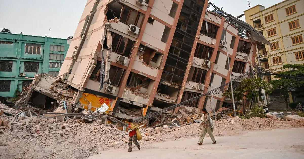 A pusztító földrengés után hamar akcióba léptek. Nem menteni indultak, hanem bombázni