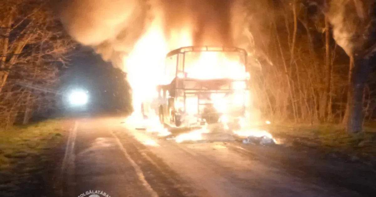 Óriási lángokkal égett egy távolsági busz Debrecen határában